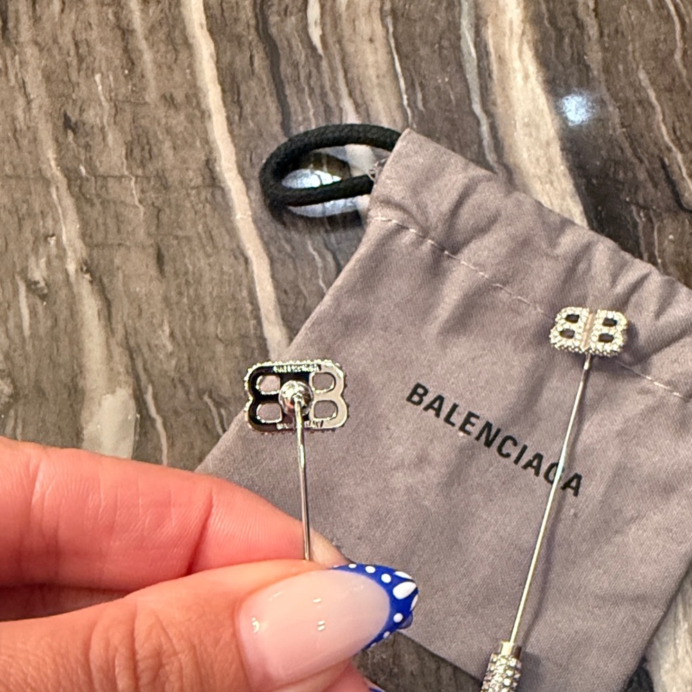 BALENCIAGA
Pin BB Crystal-Embellished Earrings like NEW - Picture 9 of 17